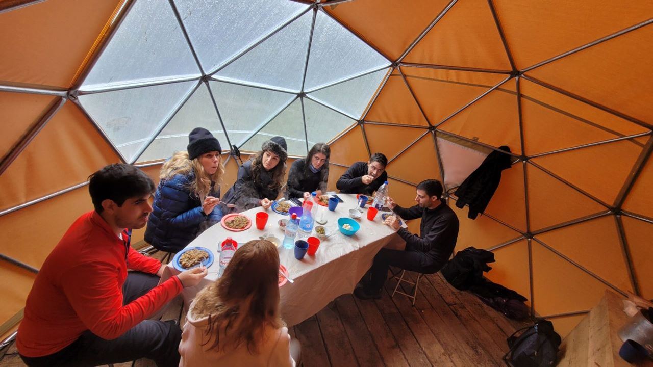 Lagoa Esmeralda Com Almoço Em Uma Cúpula De Montanha foto 1