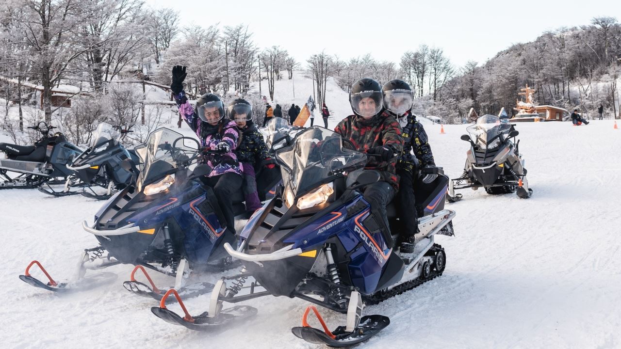 Wintererlebnis Mit Huskys, Schneeschuhen Und Schneemobilen foto 6