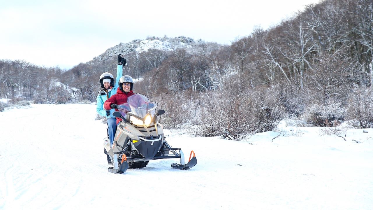Wintererlebnis Mit Huskys, Schneeschuhen Und Schneemobilen foto 7