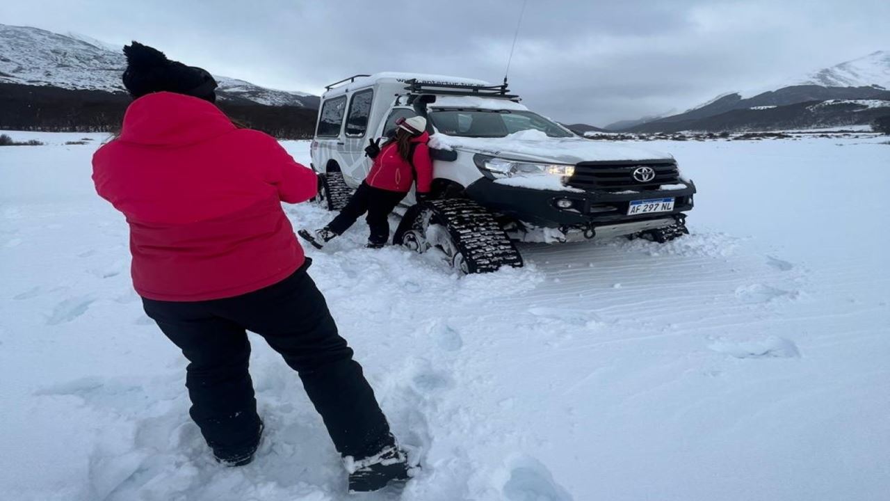 Wintererlebnis Mit Huskys, Schneeschuhen Und Schneemobilen foto 2