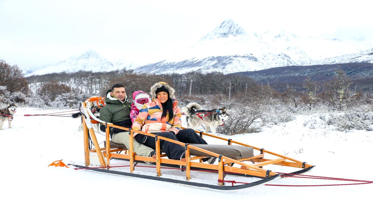 Wintererlebnis Mit Huskys, Schneeschuhen Und Schneemobilen foto 8