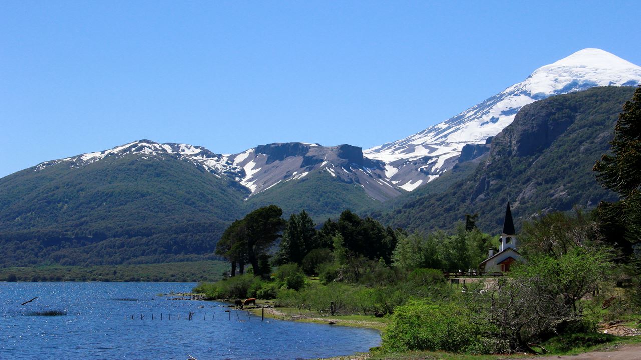 Lake Huechulafquen And Volcan Lanin foto 2