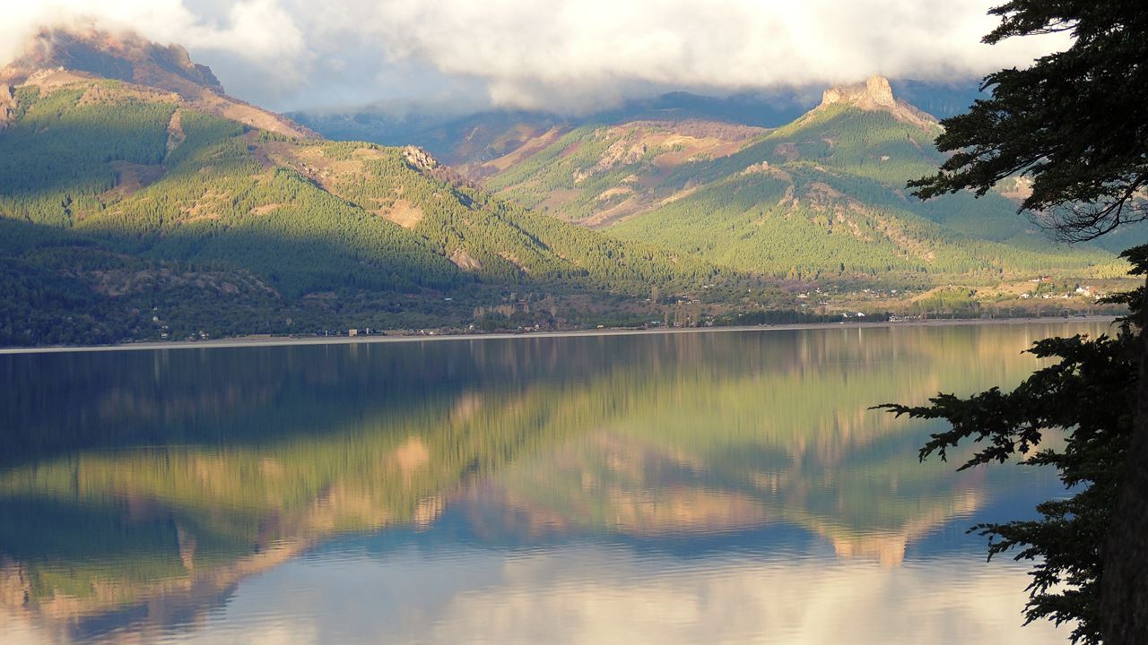 Lake Huechulafquen And Volcan Lanin foto 3