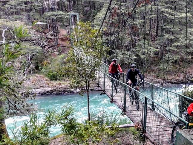 Privates Mountainbike Entlang Der Rio Manso-fußgängerbrücken foto 6