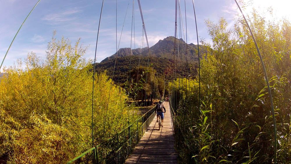 Privates Mountainbike Entlang Der Rio Manso-fußgängerbrücken foto 1