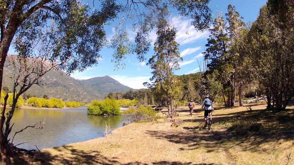 Privates Mountainbike Entlang Der Rio Manso-fußgängerbrücken foto 3