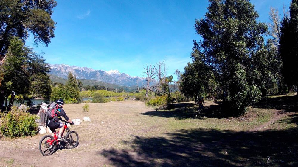 Privates Mountainbike Entlang Der Rio Manso-fußgängerbrücken foto 2