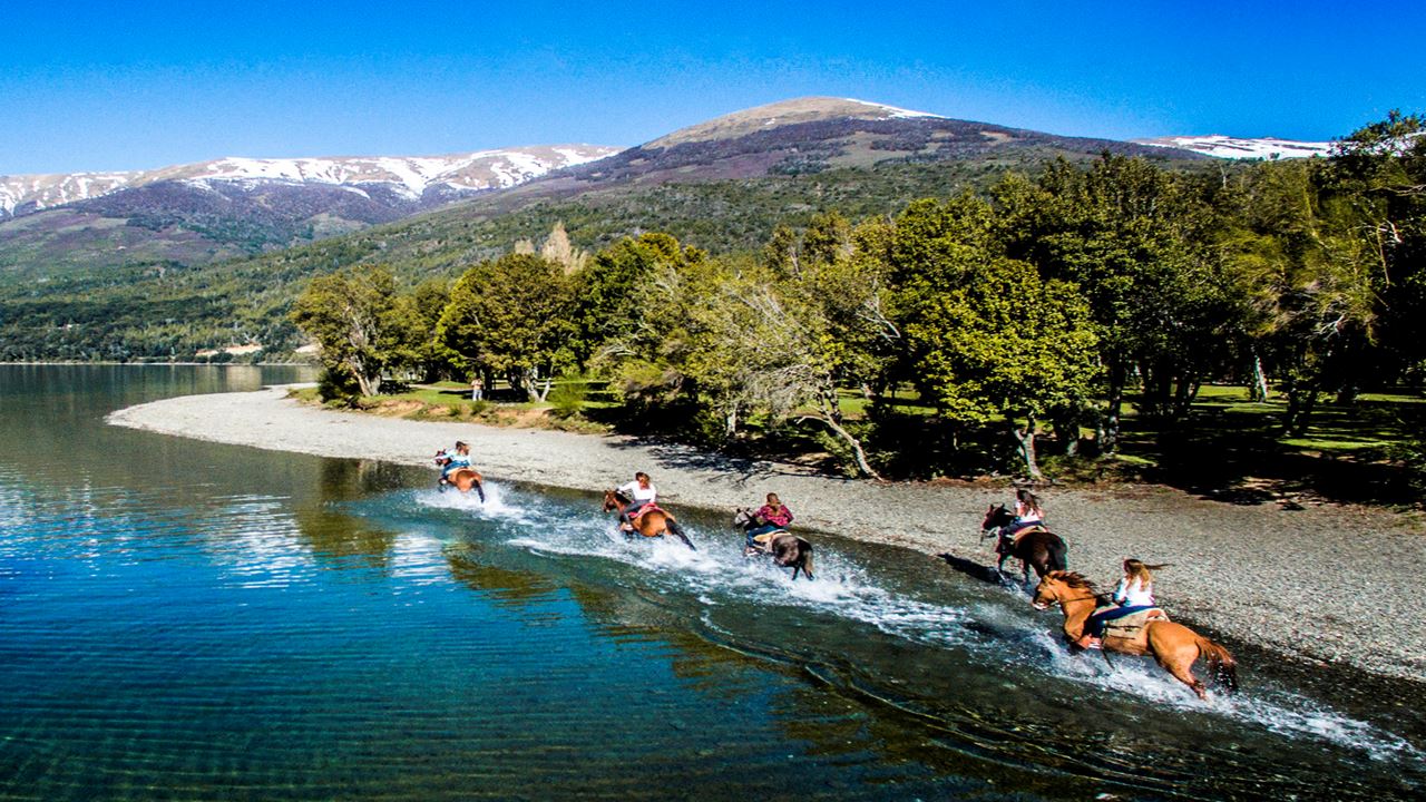 Balade À Cheval Et Déjeuner Au Bord Du Lac Gutierrez